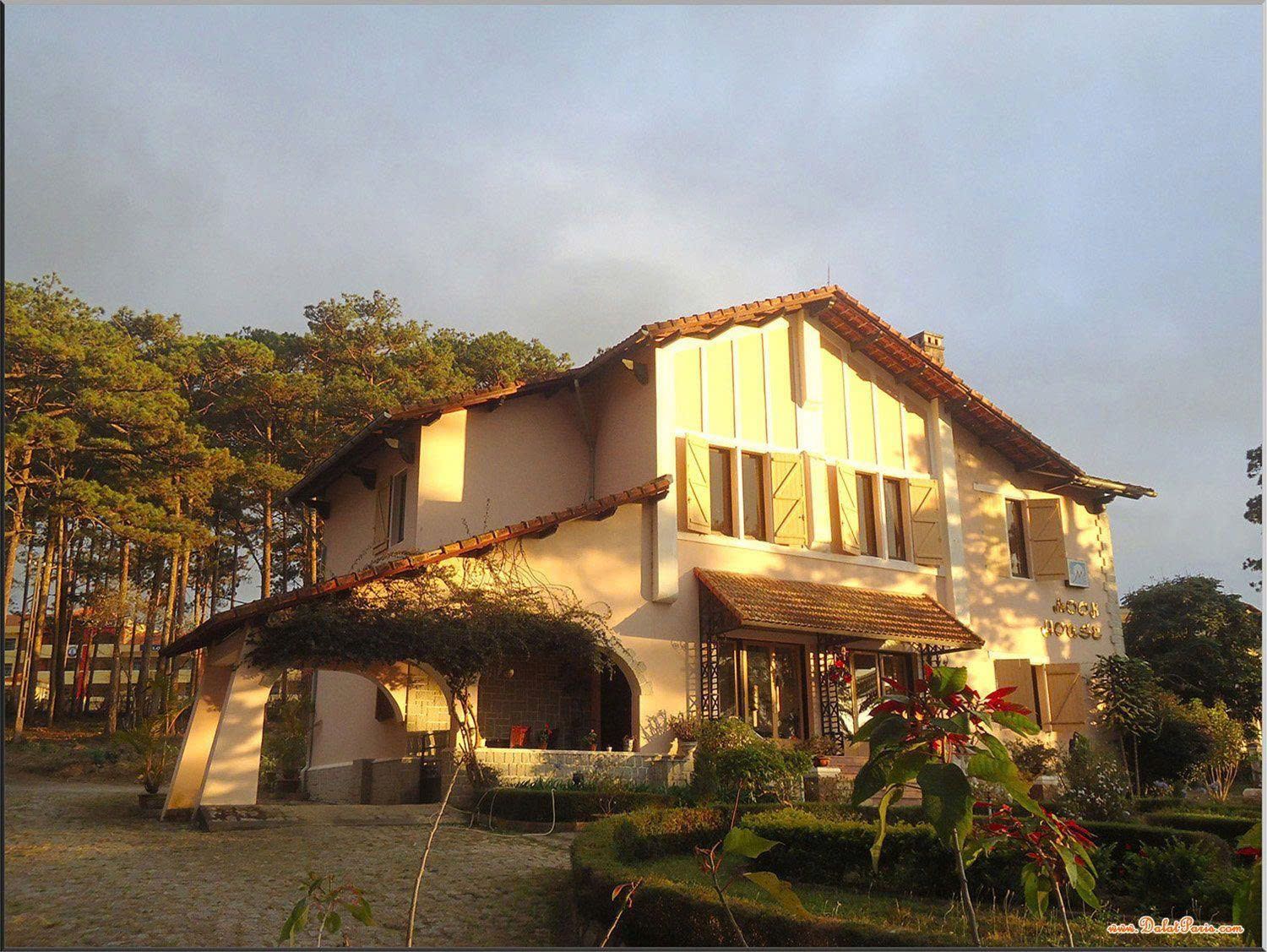 Biệt thự sân vườn mặt tiền đường Vạn Hạnh, P8, Đà Lạt. DT2, 2 lầu 7 PN. Cách Hồ Xuân Hương khoản 2.5km, gần ngã 5 Đại Học. Đường ô tô. Giá 34 tỷ