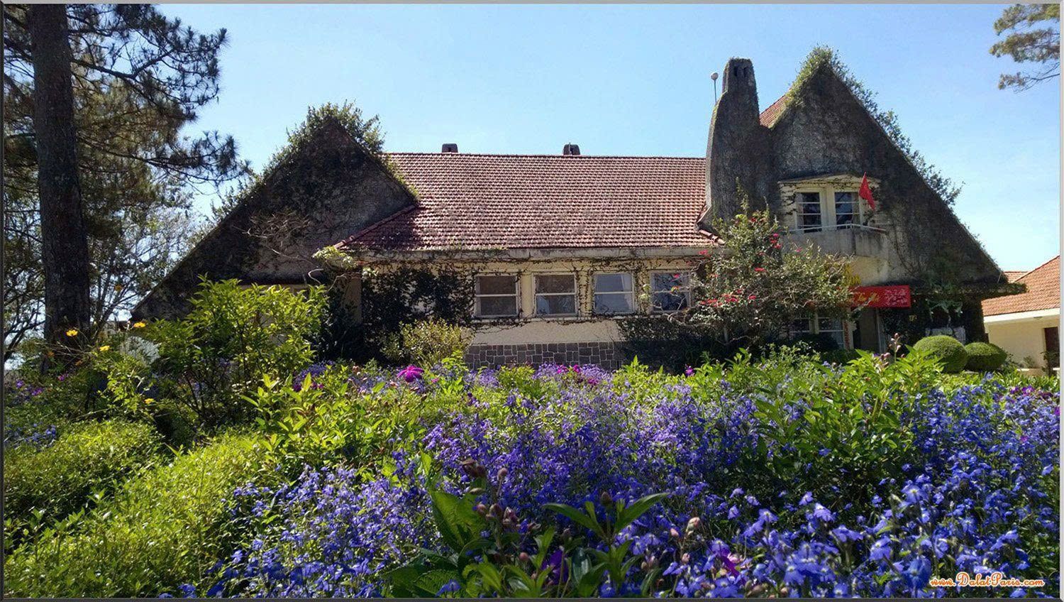 Biệt thự đẹp mặt tiền đường Huyền Trân Công Chúa, P4, Đà Lạt. DT 218m2 full thổ cư, 3 lầu 14PN. Cách Hồ Xuân Hương khoản 2.5km. Giá 20 tỷ