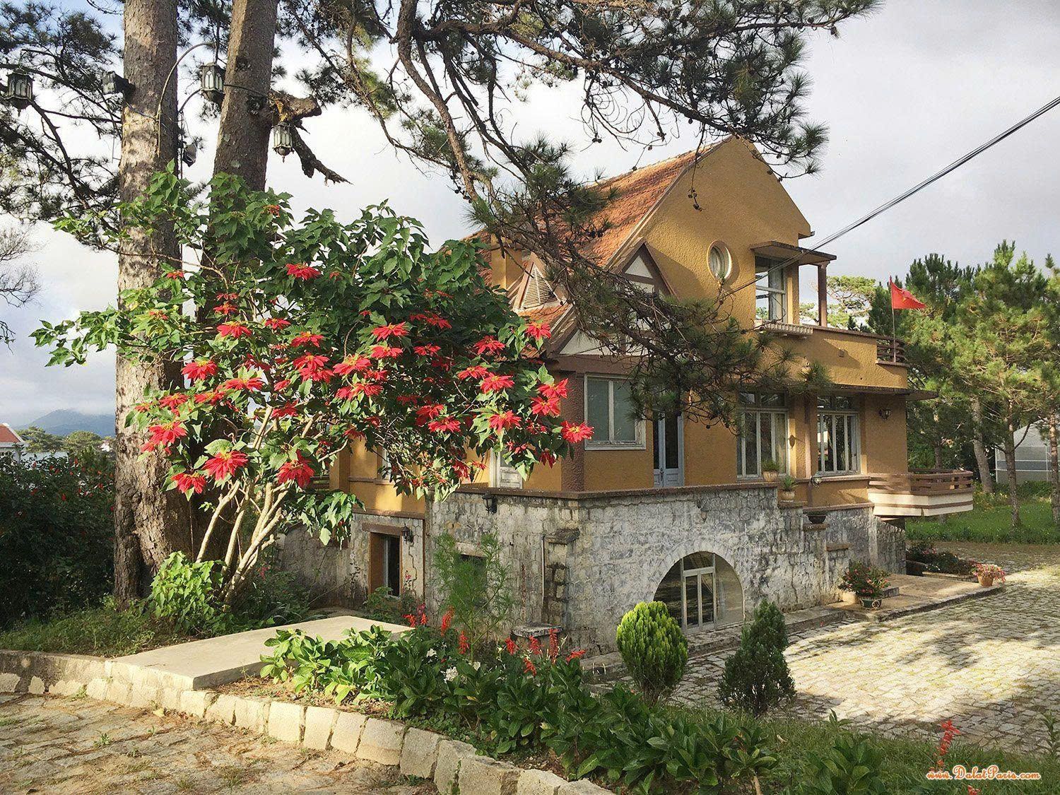 Biệt thự đường Yersin, P9, Đà Lạt. DT 82m2 full thổ cư. Cách Hồ Xuân Hương khoản 500m. Gần chợ Đà Lạt. Khu phố an ninh, sang trọng. Đường ô tô. Giá 14 tỷ