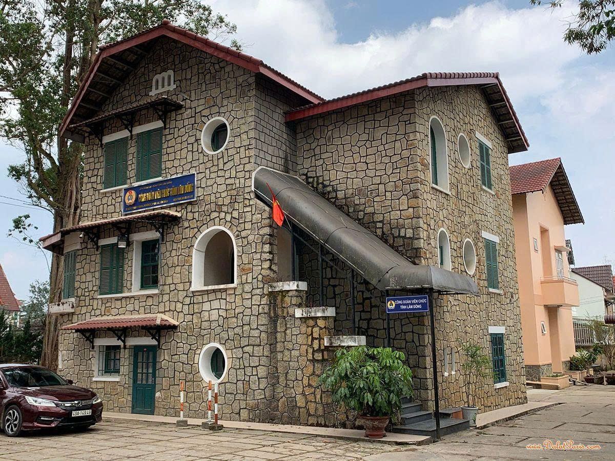 Đất liên kế tặng nhà cấp 4 mặt tiền đường Mê Linh, Tp Đà Lạt. DT 106.95m2 full thổ cư. Gần học viện Lục Quân, KDL Delight Park, cách Hồ Xuân Hương khoản 4km. Khu phố sầm uất. Giá  11 tỷ