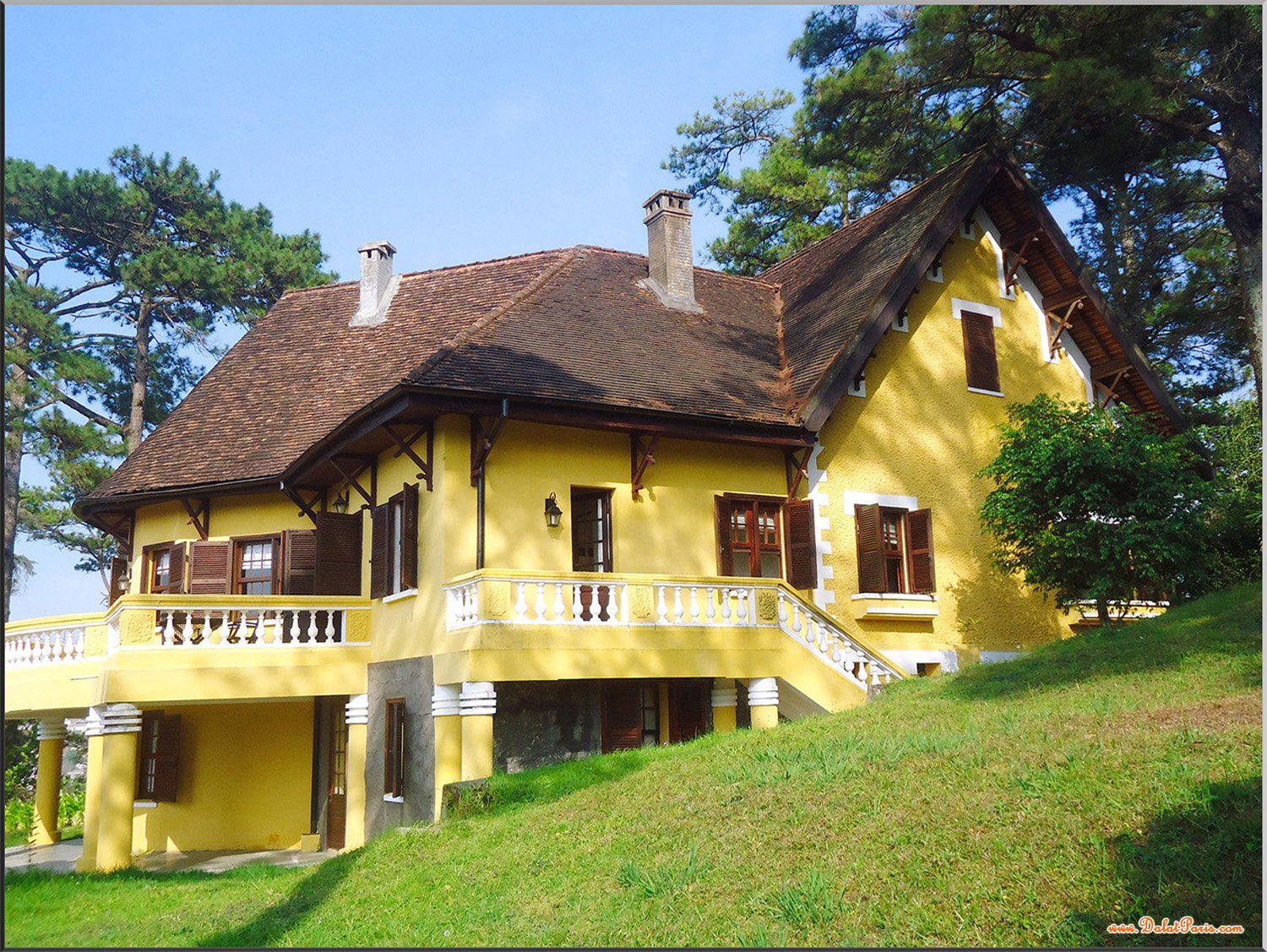 Biệt thự sân vườn mới đẹp , view đồi thông. Khu biệt thự An Sơn, gần Dinh III, Thành phố Đà Lạt, cách Hồ Xuân Hương, chợ Đà Lạt 4 km. Giá tốt đầu tư